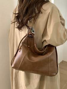 Sac fourre-tout minimaliste en cuir marron avec cordon de serrage et breloque fleur