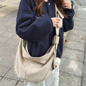 Sac hobo beige en daim avec bandoulière nouée et breloque pompon en peluche