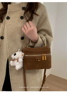 Sac boîte en daim marron avec fermoir doré et détail de porte-clés ours en peluche