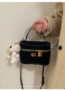 Sac à main rétro en daim noir avec zip doré et charm de petit chien blanc élégant