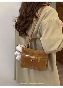 Sac à main rétro en daim marron avec fermeture éclair dorée et breloque ours en peluche