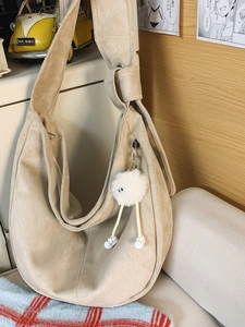 Grand sac hobo rétro en daim abricot avec bandoulière nouée et design croissant