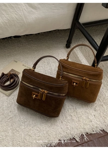 Détails des sacs boîte en daim marron et caramel avec fermoir tournant et double zip