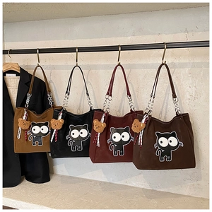 Détail de quatre sacs fourre-tout chat de dessin animé en couleurs beige, noir et bordeaux
