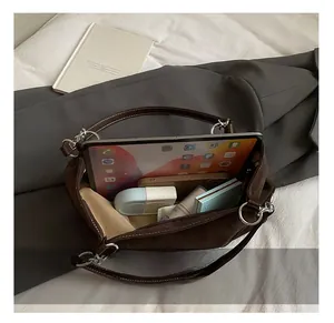 Vue intérieure du grand sac cabas marron montrant l'espace pour iPad et maquillage