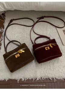 Vue détaillée de sacs coffrets rétro en daim marron et bordeaux avec finitions dorées
