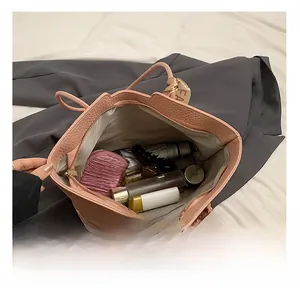 Innenansicht der rosa Leder-Tote-Bag mit viel Platz für tägliche Utensilien