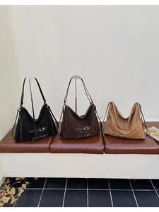 Trois sacs cabas minimalistes en noir, marron et camel avec surpiqûres contrastées chic