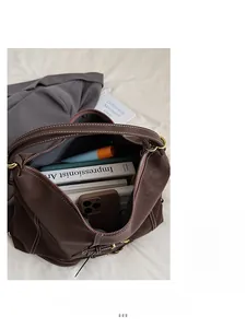 Grand sac fourre-tout marron foncé montrant un espace généreux pour livres et accessoires