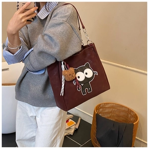 Détail du sac cabas marron foncé avec motif chat et breloque peluche ours incluse