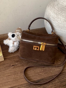 Sac Bandoulière Vintage en Daim pour Femme Box Bag Simple Décontracté Porté Main Sac à Épaule Mini Carré en Cuir PU Avec Pendentif Ours