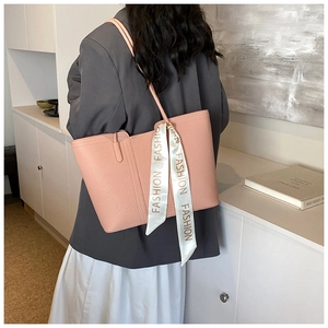 Detail der rosafarbenen Tote Bag aus genarbtem Leder mit dekorativem Seidenschal am Griff