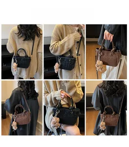 Collage Model trägt Leopard-Tasche mit Bären-Anhänger und eleganter matter Oberfläche