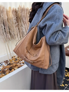 Vue détaillée du sac en cuir marron souple avec boucles métalliques et sangles punk