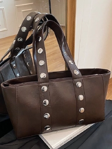Sac Fourre-tout Rétro à Rivets pour Femmes Grande Capacité Sac à Bandoulière en Cuir PU Mode Punk Sac Sous le Bras