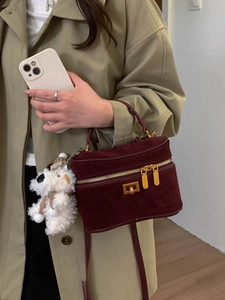 Sac boîte bordeaux en daim avec détails dorés et charmant pendentif ourson