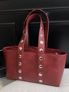 Sac fourre-tout marron rouge foncé à clous en cuir premium avec des rivets métalliques