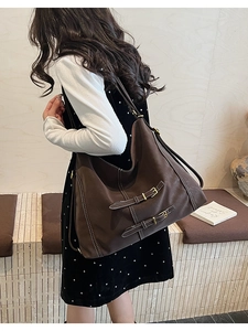 Détails du grand sac cabas marron en cuir souple avec coutures et boucles en métal