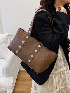 Sac à épaule en cuir marron vintage avec rivets argentés pour un usage quotidien