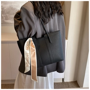 Rückansicht schwarze Tote Bag aus Leder mit Narbenstruktur und bedrucktem Seidentuch