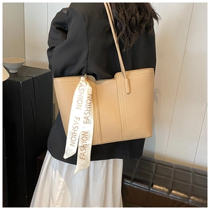 Detailansicht beige Tragetasche mit Litschitextur und modischem Seidentuch am Griff