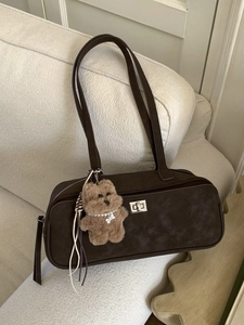 Bolso de hombro de ante marrón oscuro con cierre plateado y colgante de oso