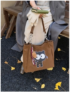 Détails du sac cabas marron avec broderie chat et bandoulière en chaîne argentée