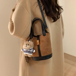 Sac seau en daim marron et cuir noir avec charme d'ours mignon et fermoir en métal doré