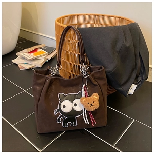 Détail du sac cabas marron avec broderie chat, peluche ours et poignée chaîne