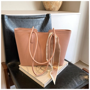Detail der altrosanen Shopper-Tasche mit Lychee-Struktur und modischem Bären-Seidenschal