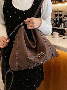 Sac à épaule marron vintage avec coutures blanches et lanières à boucles décoratives