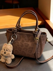 Sac à Épaule Imprimé Léopard en Cuir PU Rétro pour Femmes Sac Sous le Bras Vintage Petit Tote Mat Avec Pendentif en Peluche