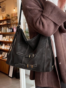 Sac à épaule punk rétro noir avec coutures contrastées et détail de double boucle en métal