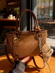 Sac cabas vintage en cuir dépoli marron avec bandoulière et charmant pendentif chien