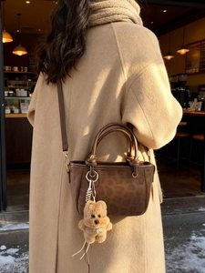 Sac à main vintage marron motif léopard en cuir mat avec pendentif chien en peluche et charme