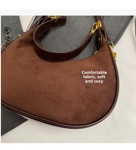 Détail du daim souple caramel et des finitions en cuir lisse sur le sac hobo