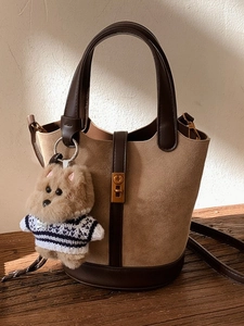 Sac Seau Vintage en Similicuir PU Suède pour Femmes Mode Minimaliste Contraste Sac à Main avec Charme de Chien en Peluche Bandoulière