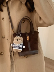 Sac seau en daim marron avec charm ours en peluche et bandoulière réglable chic