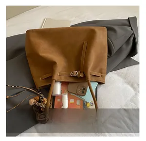 Detailansicht der Innenkapazität für Tablet, Bücher und tägliche Utensilien in der Tasche