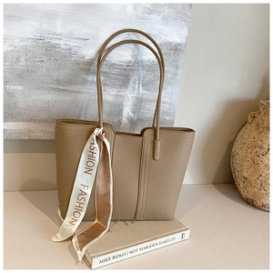 Nahaufnahme der Tote Bag aus Leder mit Narbenstruktur und dekorativem Modeseidenschal