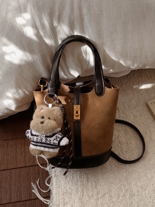 Sac seau rétro en daim marron avec garniture en cuir et breloque chiot mignonne