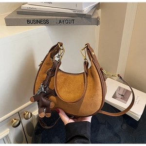 Sac hobo en daim marron en forme de lune avec détails dorés et charm ourson