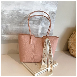 Detail der rosafarbenen Tote Bag aus Leder mit FASHION-Band und minimalistischer Naht