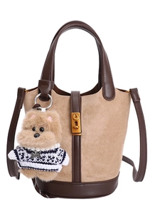 Sac seau en daim kaki et cuir marron avec poignée et joli charme de chiot