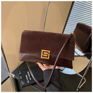 Detail of dark brown shoulder bag with suede拼接 and gold square buckle detail