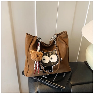 Détail du sac cabas marron avec broderie chat noir et charmant pendentif ourson