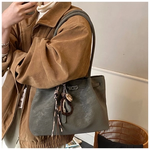 Detail der dunkelgrauen Wildleder-Tote-Bag mit Leoparden-Schal und Herzanhängern