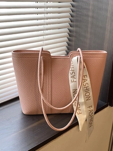 Pfirsichrosa Tote-Tasche mit Litschistruktur und Seidenschal für modische Damen