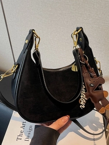 Sac Hobo en PU Suède Niche Française Sac Sous le Bras Vintage Avec Pendentif Ours Sac à Épaule Mode Polyvalent pour Femmes
