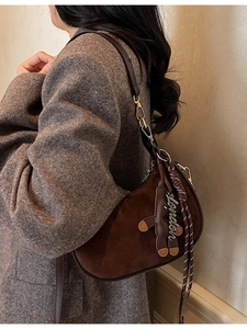 Sac à bandoulière demi-lune en daim marron foncé avec pendentif ours et manteau